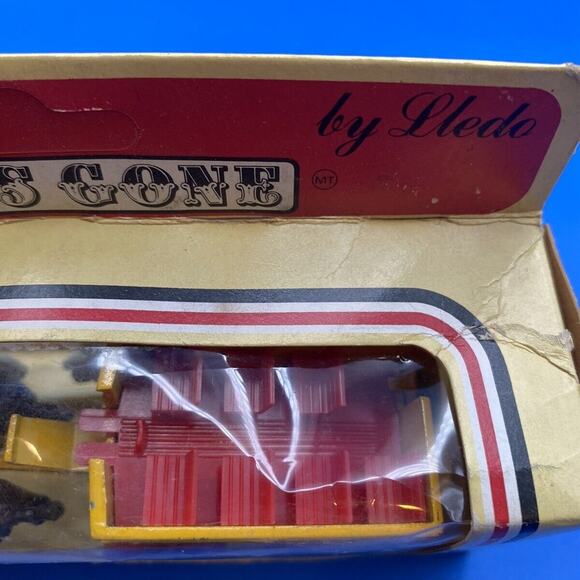 Vintage LLedo "Madame Tussaud's" Diecast Horse Drawn Bus Model With Error (E2) - Picture 10 of 11
